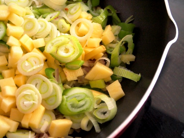 Cách ninh đỗ đen siêu nhừ chỉ trong vài phút