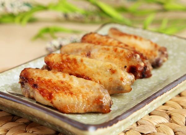 Cách nướng gà thơm ngon giòn tan – cánh gà nướng chanh