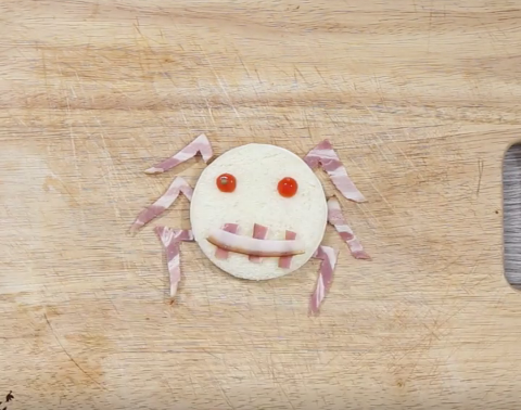 Cách tạo hình bánh mì xác ướp kinh dị cho halloween tới bến