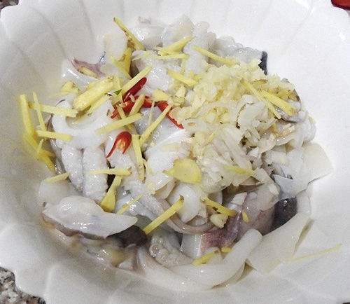 Cách xào mực với rau củ thập cẩm