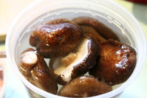 Cách xào rau cải với nấm