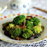 Cách xào rau cải với nấm