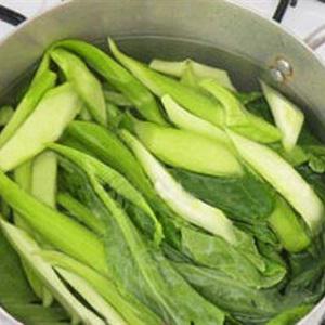 Cách làm cải làn xào bò và hạt macadamia