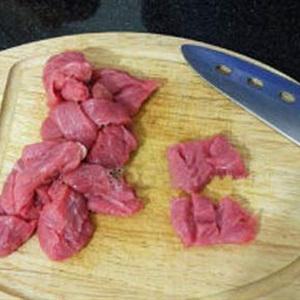 Cách làm cải làn xào bò và hạt macadamia