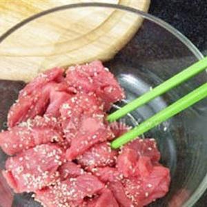 Cách làm cải làn xào bò và hạt macadamia