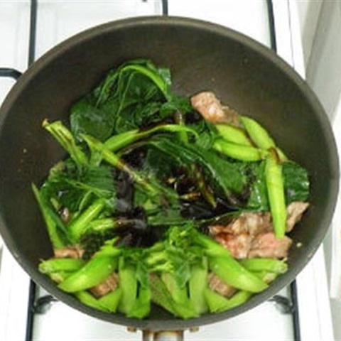 Cách làm cải làn xào bò và hạt macadamia