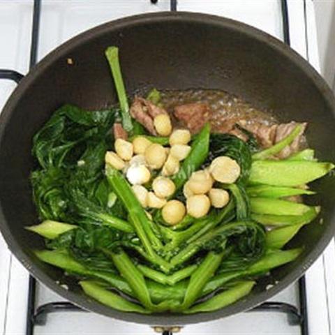 Cách làm cải làn xào bò và hạt macadamia