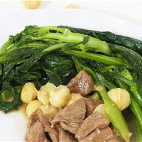 Cách làm cải làn xào bò và hạt macadamia