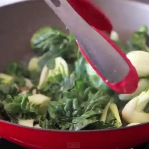 Cách làm cải thìa xào thịt gà băm