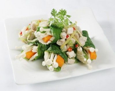 Cải xanh luộc cuộn nấm sốt thăn heo xào gừng