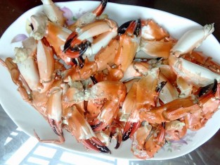 Càng cua đá hấp nhiều canxi cho con