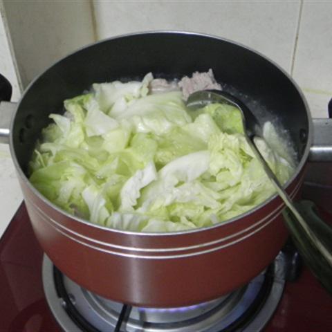 Cách làm canh bắp cải nấu giò sống