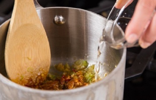 Canh bắp lợn hầm táo và vả tây bổ dưỡng cho sức khỏe