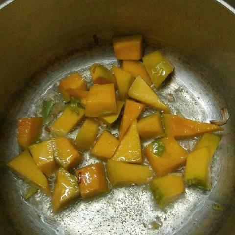 Cách làm canh bí đỏ nấu mọc