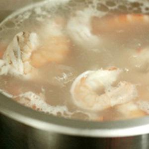 Cách làm canh bí đỏ nấu sườn tôm