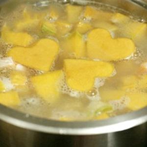 Cách làm canh bí đỏ nấu sườn tôm