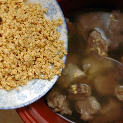 Cách làm canh bí đỏ nấu sườn