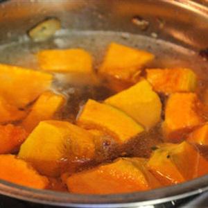 Cách làm canh bí đỏ nấu thịt nạc băm