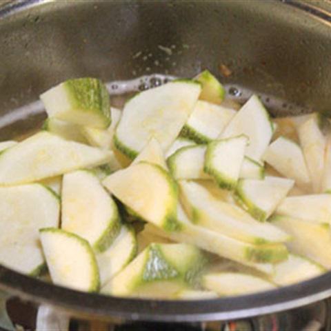 Cách làm canh bí ngòi nấu tôm