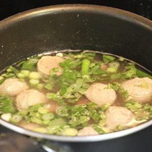 Cách làm canh bò viên nấu khoai môn