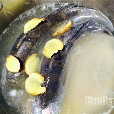 Cách làm canh cá bớp nấu lá lốt