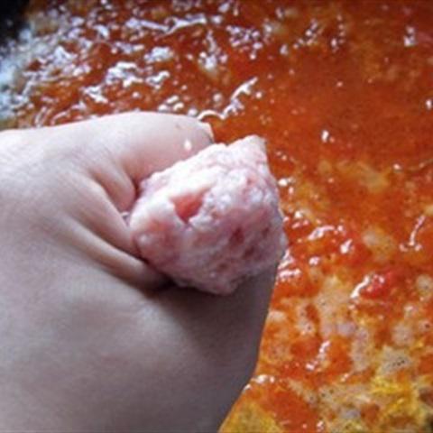 Cách làm canh cà chua trứng thịt viên
