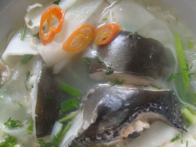 Canh cá hồi măng chua