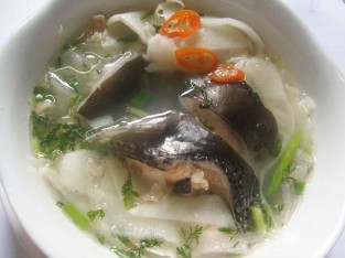 Canh cá hồi măng chua