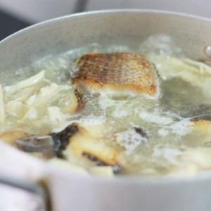 Cách làm canh cá nấu măng
