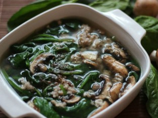 Canh cải bó xôi, nấm và thịt bằm