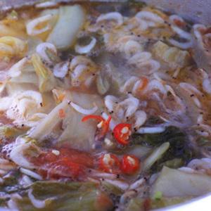 Cách làm canh cải chua nấu tép