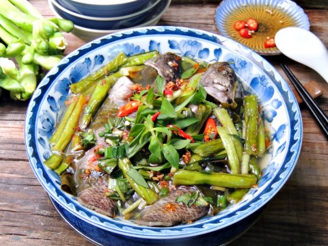 Canh chua cá rô đồng nấu lá giang