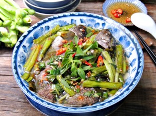 Canh chua cá rô đồng nấu lá giang