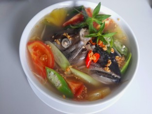 Canh chua đầu cá hồi