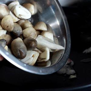 Cách làm canh chua nấm rơm