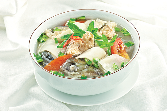 Canh chua nấu cá hồi