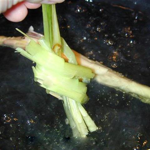 Cách làm canh chua tôm kiểu Thái