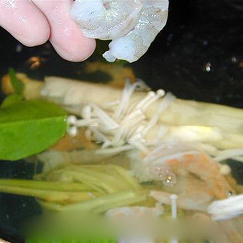 Cách làm canh chua tôm kiểu Thái