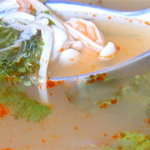 Cách làm canh chua tôm kiểu Thái