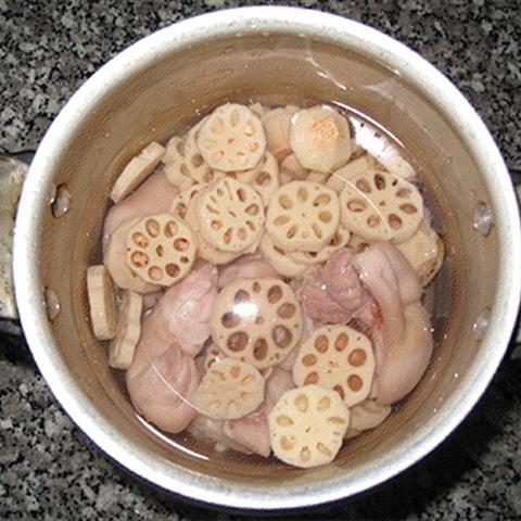 Cách làm canh củ sen giò heo