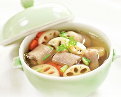 Canh củ sen hầm đuôi heo