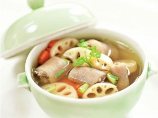 Canh củ sen hầm đuôi heo