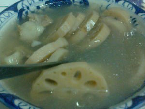 Canh củ sen hầm đuôi heo