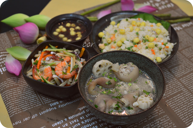 Canh củ sen hầm giò heo