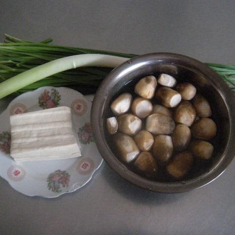 Cách nấu canh đậu hũ nấm hẹ