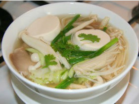 Canh đậu hũ non nấu nấm kim châm