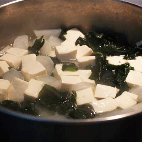 Cách làm canh đậu hũ rong biển nấu củ cải