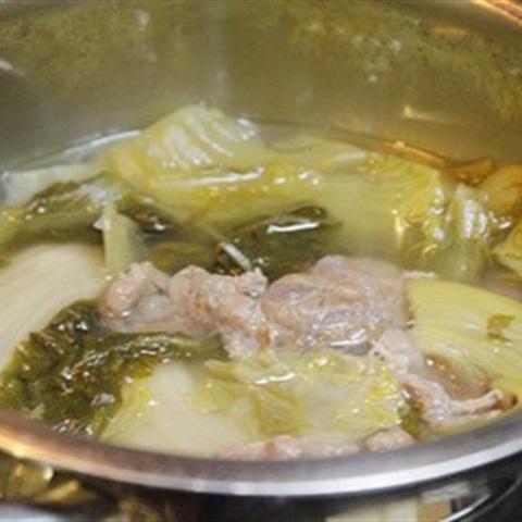 Cách làm canh dưa cải chua và thịt bò