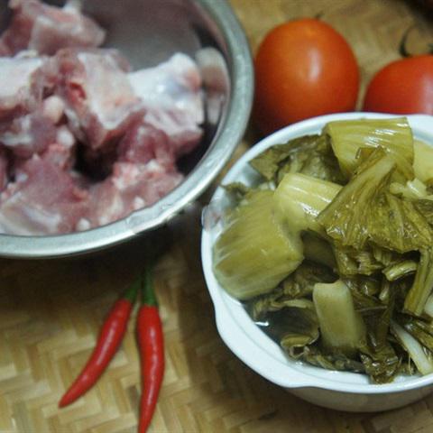 Cách làm canh dưa chua nấu sườn