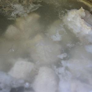 Cách làm canh dưa chua nấu sườn